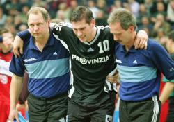 Mit schmerzverzerrtem Gesicht mu� L�vgren die Halle
verlassen