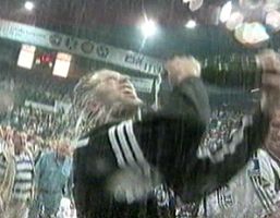 Nenad nimmt einen ordentlichen Schluck