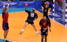 54. Minute: Bernd Roos gleicht zum 23:23 aus. 54. Minute: Bernd Roos gleicht zum 23:23 aus.