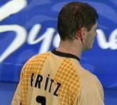 5. Minute: Henning Fritz mu� wegen einer Platzwunde das Tor verlassen.