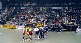 Kurz vor dem Anpfiff gegen ABC Braga. Nur 6000 Zuschauer in der Ostseehalle. Kurz vor dem Anpfiff gegen ABC Braga. Nur 6000 Zuschauer in der Ostseehalle.