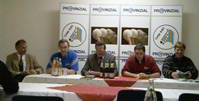 Pressekonferenz. Von links: THW-Trainer Serdarusic, THW-Manager Schwenker, Hallensprecher K�rting, HSG-Trainer Andersson, HSG-Manager Rigterink
