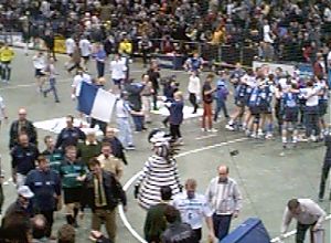 Die Mannschaft des TBV jubelte nach dem Schlu�pfiff, w�hrend die Schiedsrichter unter Pfeifen die Halle verliessen...