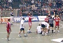 In der 39. Minute sah Nikoveic nach einem groben Foul an Petersen rot.