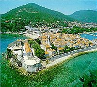 Im Ferienort Budva an der Adria sind Fans und Spieler untergebracht. Im Ferienort Budva an der Adria sind Fans und Spieler untergebracht.