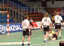 Mit Essens Kreisläufer Dragunski (hier am Boden) hatte die THW-Deckung in der 1. Hz. so ihre Probleme... Mit Essens Kreisläufer Dragunski (hier am Boden) hatte die THW-Deckung in der 1. Hz. so ihre Probleme...