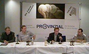 Pressekonferenz. Von links: THW-Manager Schwenker, THW-Trainer Serdarusic, Moderator Pipke, SG-Trainer Hanning.