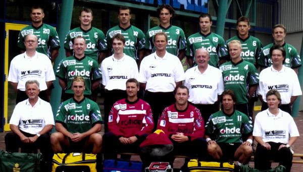 Hinten von links: Ziercke, Kusilew, Lisicic, von Behren, Buschmann, Prokop, BjarnasonMitte von links: Dr. Sander, Carstens, Physioth. Kirst, Trainer Rymanow, Betreuer M�ller, Niemeyer, Arzt Dr. P�hlmann