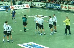 Olsson sollte geschont werden, f�r ihn stand Bjerre in der Anfangsaufstellung. Auf Linksau�en mu�te wieder Prei� ran.