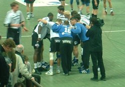 "Kriegsrat" vor der zweiten Halbzeit.