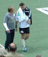 Leidensgenossen: Nikolaj Jacobsen spricht mit dem verletzten Piotr Przybecki.