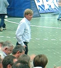 Nach Schlu�pfiff vielleicht der einsamste Mann in der Halle: HSG-Manager Bernd Rigterink.