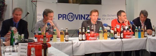 Pressekonferenz. Von links: THW-Manager Schwenker, THW-Trainer Serdarusic, Moderator Pipke, HSG-Trainer Andersson, HSG-Marketing-Chef Voik