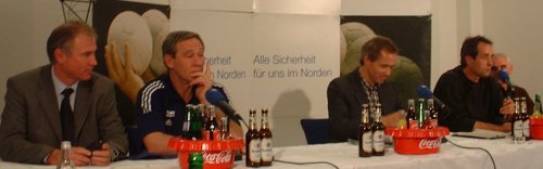 Pressekonferenz. Von links: THW-Manager Schwenker, THW-Trainer Serdarusic, Moderator Pipke, VfL-Trainer Dr. Brack, Vfl-Manager Rolf