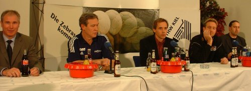 Pressekonferenz. Von links: THW-Manager Schwenker, THW-Trainer Serdarusic, Moderator Pipke, SG-Trainer Schwalb, SG-Manager Aksen.