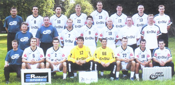 Hinten von links: Betreur Loebich, Souza, Schl�ger, Nagel, Walther, Wulff, Liesegang, Betreuer D�rlerMitte von links: Arzt Dr. Bickelhaupt, Physiotherapeut Thie�, Morgant, Seitner, Beiser, Co-Trainer Biegler, Trainer Fitzek