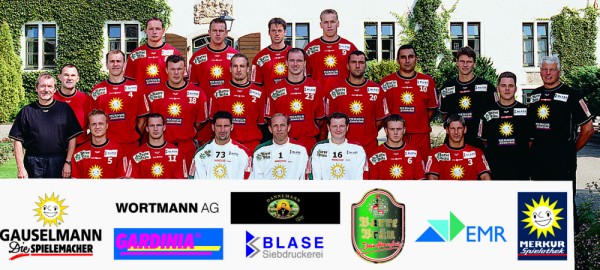 Oben von links: Siniak, Seifert, Trainer Fuchs, WillgerodtMitte von links: Arzt Dr. Schumacher, Physiotherapeut Gon, Schwank, Johnsen, Fölser, Radoncic, Skercevic, Vanek, Teamchef Hedin, Physiotherapeut Krine, Mannschaftsverantw. Pickel Oben von links: Siniak, Seifert, Trainer Fuchs, WillgerodtMitte von links: Arzt Dr. Schumacher, Physiotherapeut Gon, Schwank, Johnsen, Fölser, Radoncic, Skercevic, Vanek, Teamchef Hedin, Physiotherapeut Krine, Mannschaftsverantw. Pickel