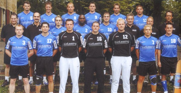 Hinten von links: Selik, Gaugisch, Kromer, Becker. Navarin, BreitenbacherMitte von links: Co-Trainer H�ppchen, Co-Trainer Zeiler, Staiger, Mgor, Job, Physiotherapeut Michalik,