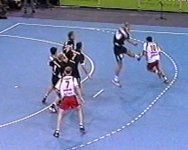 Adrian Wagner bricht zum 30:29-Siegtreffer durch.