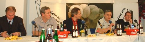 Pressekonferenz. Von links: THW-Manager Schwenker, THW-Trainer Serdarusic, Moderator Pipke, TUSEM-Trainer Schevzov, Sportl. Leiter TUSEM Schmitz