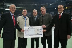 Den Scheck über die erzielte Summe überreichten Günter Schlatter (Vorstandsvorsitzender der Provinzial) und Hans-Peter Krämer (Vorstandsvorsitzender der Kreissparkasse Köln) zusammen mit Uwe Schwenker Krebshilfe, Den Scheck über die erzielte Summe überreichten Günter Schlatter (Vorstandsvorsitzender der Provinzial) und Hans-Peter Krämer (Vorstandsvorsitzender der Kreissparkasse Köln) zusammen mit Uwe Schwenker Krebshilfe,