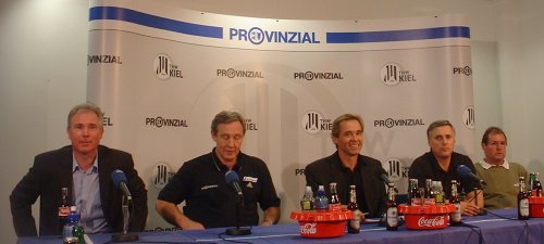 Pressekonferenz. Von links: THW-Manager Schwenker, THW-Trainer Serdarusic, Moderator Pipke, TUSEM-Trainer Chevtsov, TUSEM-Sportlicher Leiter Schmitz.