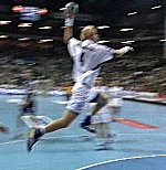 Bester Sch�tze mit 9/3 Toren: Johan Pettersson beim 6:5.