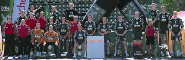 Oben von links: Brajkovic, Sighvatson, Schmitt, Kieselhorst, ClößnerMitte von links: Trainer Petkovic, Monnberg, Betreuer Theiß, Torwart-Trainer Gorr, Arzt Dr. Pörschke, Kestawitz, Golic, Sportl. Leiter Dotzauer, Allendörfer, Schmidt, Bepler, Oben von links: Brajkovic, Sighvatson, Schmitt, Kieselhorst, ClößnerMitte von links: Trainer Petkovic, Monnberg, Betreuer Theiß, Torwart-Trainer Gorr, Arzt Dr. Pörschke, Kestawitz, Golic, Sportl. Leiter Dotzauer, Allendörfer, Schmidt, Bepler,