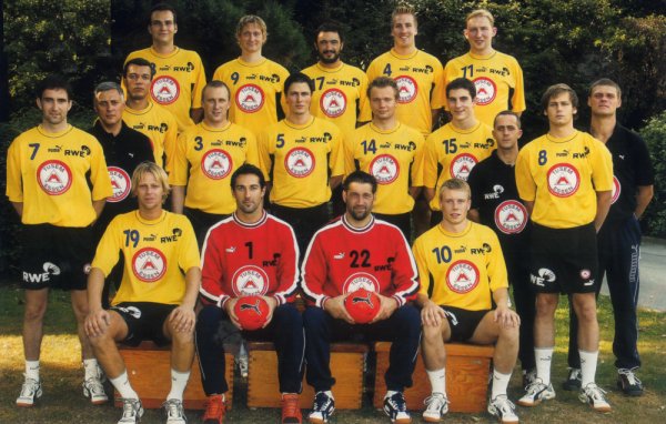 Oben von links: Szilagy, Lauritzen, Cazal, Roggisch, TorgowanowMitte von links: Schmetz, Trainer Chevtsov, Caillat, Velykky, Tutschkin, Czok, Haa�, Physioth. Krieger, Tenberken, Co-Trainer SchargyVorne von links: Krebietke, Larsson, Hannawald,