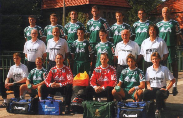 Oben von links: Ziercke, Kouzelev, Maksimovich, Bezdicek, Buschmann, Oceja, NiemeyerMitte von links: Arzt Dr. Sander, Trainer Niemeyer, Schäpsmeier, Simon, Betreuer Müller, Arzt Dr. PöhlmannVorne von links: Physioth. Kirst, Rasmussen, Oben von links: Ziercke, Kouzelev, Maksimovich, Bezdicek, Buschmann, Oceja, NiemeyerMitte von links: Arzt Dr. Sander, Trainer Niemeyer, Schäpsmeier, Simon, Betreuer Müller, Arzt Dr. PöhlmannVorne von links: Physioth. Kirst, Rasmussen,