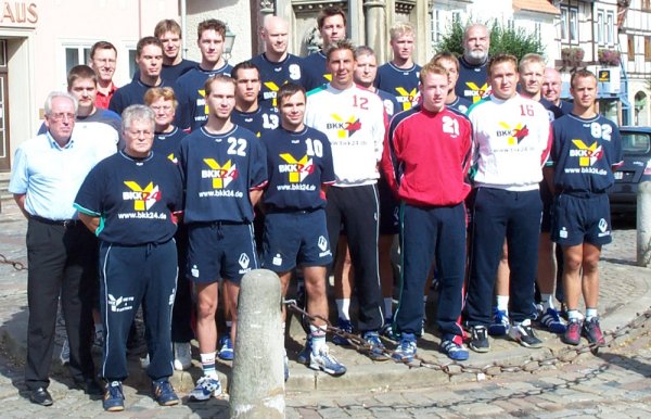 Neuzugänge: 16 Beckemeier, 13 Bierstedt, 7 Thielke, 5 Brockmann; Weitere Spieler: 12 Kroh, 22 Potthoff, 2 Müller, 3 Tonkunas, 6 Griese, 8 Krampe, 9 Göing, 10 Bornemann, 22 Baier, 69 Tavarnay, 82 Prelle; Auf Foto fehlt: 4 Speckmann; Betreuer: Neuzugänge: 16 Beckemeier, 13 Bierstedt, 7 Thielke, 5 Brockmann; Weitere Spieler: 12 Kroh, 22 Potthoff, 2 Müller, 3 Tonkunas, 6 Griese, 8 Krampe, 9 Göing, 10 Bornemann, 22 Baier, 69 Tavarnay, 82 Prelle; Auf Foto fehlt: 4 Speckmann; Betreuer: