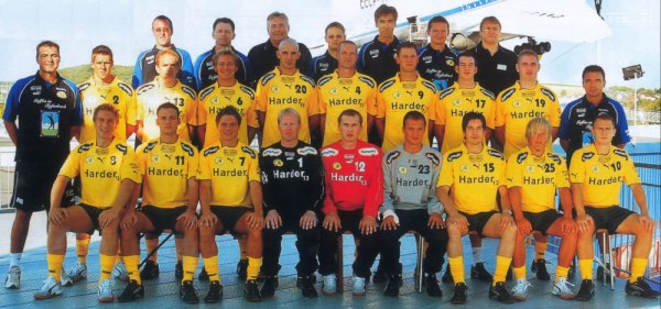 Hinten von links: Masseur Sterzenbach, Betreuer Hoffmann, Obmann M�chtel, Physioth. Barthel, Arzt Dr. Maibaum, Masseur Raab, Gesch�ftsf�hrer JostMitte von links: Trainer Roth, Weber, Jurasik, Rohr, Dominikovic, Schuppler, H�usler, B�hmler,