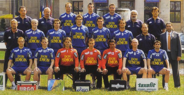 Oben von links: Betreuer Schneider, Mannschaftsverantw. Venino, Rose, Klein, Werum, Physioth. Azghandi, Physioth. RothMitte von links: Trainer Schwalb, Behrends, Sigtrygsson, Immel, Linder, Tiedtke, Teamarzt Dr. Kettrukat, Manager Aksen Oben von links: Betreuer Schneider, Mannschaftsverantw. Venino, Rose, Klein, Werum, Physioth. Azghandi, Physioth. RothMitte von links: Trainer Schwalb, Behrends, Sigtrygsson, Immel, Linder, Tiedtke, Teamarzt Dr. Kettrukat, Manager Aksen