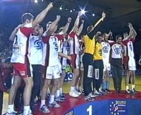 Das Team auf dem Siegerpodest. Das Team auf dem Siegerpodest.