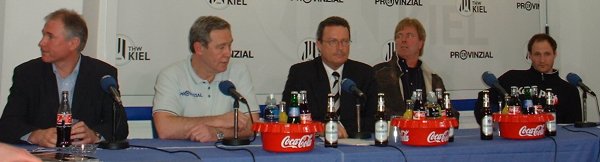 Pressekonferenz. Von links: THW-Manager Schwenker, THW-Trainer Serdarusic, Moderator Körting, HSG-Manager Rigterink, HSG-Trainer Lindgren. Pressekonferenz. Von links: THW-Manager Schwenker, THW-Trainer Serdarusic, Moderator Körting, HSG-Manager Rigterink, HSG-Trainer Lindgren.