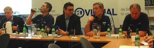 Pressekonferenz. Von links: SG-Manager Storm, SG-Trainer Andersson, Moderator Nielsen, THW-Trainer Serdarusic, THW-Manager Schwenker.