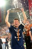 SG-Kapit�n S�ren Stryger reckt die Meisterschale in die H�he.