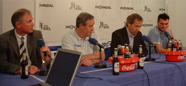 Pressekonferenz. Von links: THW-Manager Schwenker, THW-Trainer Serdarusic, Moderator Pipke, SG-Trainer Michael Roth.