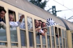 Morgens um 7.40 Uhr verließen rund 920 THW-Fans den Kieler Hauptbahnhof in einem Sonderzug der Deutschen Bahn Richtung Gelsenkirchen. Morgens um 7.40 Uhr verließen rund 920 THW-Fans den Kieler Hauptbahnhof in einem Sonderzug der Deutschen Bahn Richtung Gelsenkirchen.