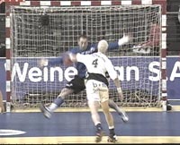 Johan Pettersson bezwingt Kalentric vom Siebenmeterpunkt.