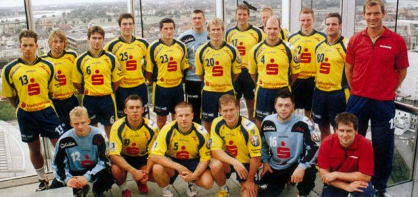 Hinten von links: Schopper, Schneider, Bajram, Petersson, Savonis, Wagner, Sch�rmann, Hegemann, Heinrichs, Hertzberg, Michaelsson, Trainer Lehmann; Vorne von links: Bothe, P�ter, Schr�der, Berblinger, Sieberger, Sdunek, Co-Trainer Rogawska
