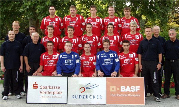Hinten von links: Laubscher, Weiß, Bühler, de Hooge, Fridjonsson;Mitte von links: Masseur Scholl, Trainer Rymanov, Co-Trainer Eckhardt, Betreuer Stürm, Bätz, Woronin, Hinten von links: Laubscher, Weiß, Bühler, de Hooge, Fridjonsson;Mitte von links: Masseur Scholl, Trainer Rymanov, Co-Trainer Eckhardt, Betreuer Stürm, Bätz, Woronin,