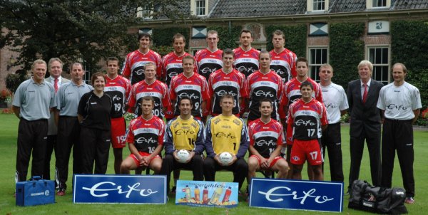 Hinten von links: Ursic, Machulla, Glandorf, Przybecki, Arrhenius;Mitte von links: Beteuer Leissink, Arzt Dr. Humberg, Betreuer Gierveld, Physiotherapeutin Petersen, Schumann, Franzen, Wolterink,