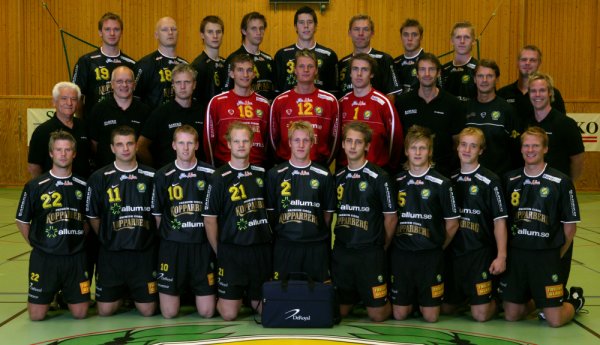 Oben von links: Gustavfsson, M�ller, Persson, Thomee, Andersson, Moen, Larholm, Stenqvist;Mitte von links: Dinevski, Kjellstr�m, Lundb�ck, Bladh, Karlsson, Sandstr�m, Rudenstr�m, Bj�rnum, Behrens, Knudson;