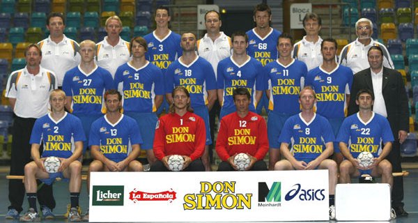 Hinten von links: Betreuer Schneider, Betreuer Venino, Klein, Arzt Dr. Kettrukat, Rastner, Betreuer Roth, Betreuer Azghandi;Mitte von links: Trainer Schwalb, Behrends, Makowka, Perunicic, Immel, Linder, Tiedtke, Manager Aksen;