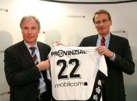 Der Vorstandsvorsitzende der mobilcom AG, Dr. Thorsten Grenz, präsentiert zusammen Mit THW-Geschäftsführer Uwe Schwenker die neue Werbung auf dem THW-Trikot. Der Vorstandsvorsitzende der mobilcom AG, Dr. Thorsten Grenz, präsentiert zusammen Mit THW-Geschäftsführer Uwe Schwenker die neue Werbung auf dem THW-Trikot.