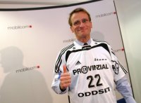 Der Vorstandsvorsitzende der mobilcom AG, Dr. Thorsten Grenz: "Wir setzen mit unserem Sponsoring auf ein Team, das seit 1994 sieben Mal Deutscher Meister geworden ist." Der Vorstandsvorsitzende der mobilcom AG, Dr. Thorsten Grenz: "Wir setzen mit unserem Sponsoring auf ein Team, das seit 1994 sieben Mal Deutscher Meister geworden ist."