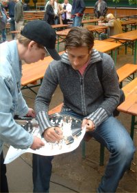 Schrieb wie alle Spieler flei�ig Autogramme: Marcus Ahlm