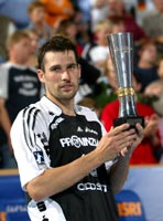 Stefan L�vgren pr�sentiert den Pokal.