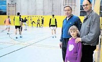 Trainer Noka Serdarusic (links) beantwortete geduldig alle Fragen der Handball begeisterten Carina, natürlich hörte Vater Uwe aufmerksam zu. Trainer Noka Serdarusic (links) beantwortete geduldig alle Fragen der Handball begeisterten Carina, natürlich hörte Vater Uwe aufmerksam zu.